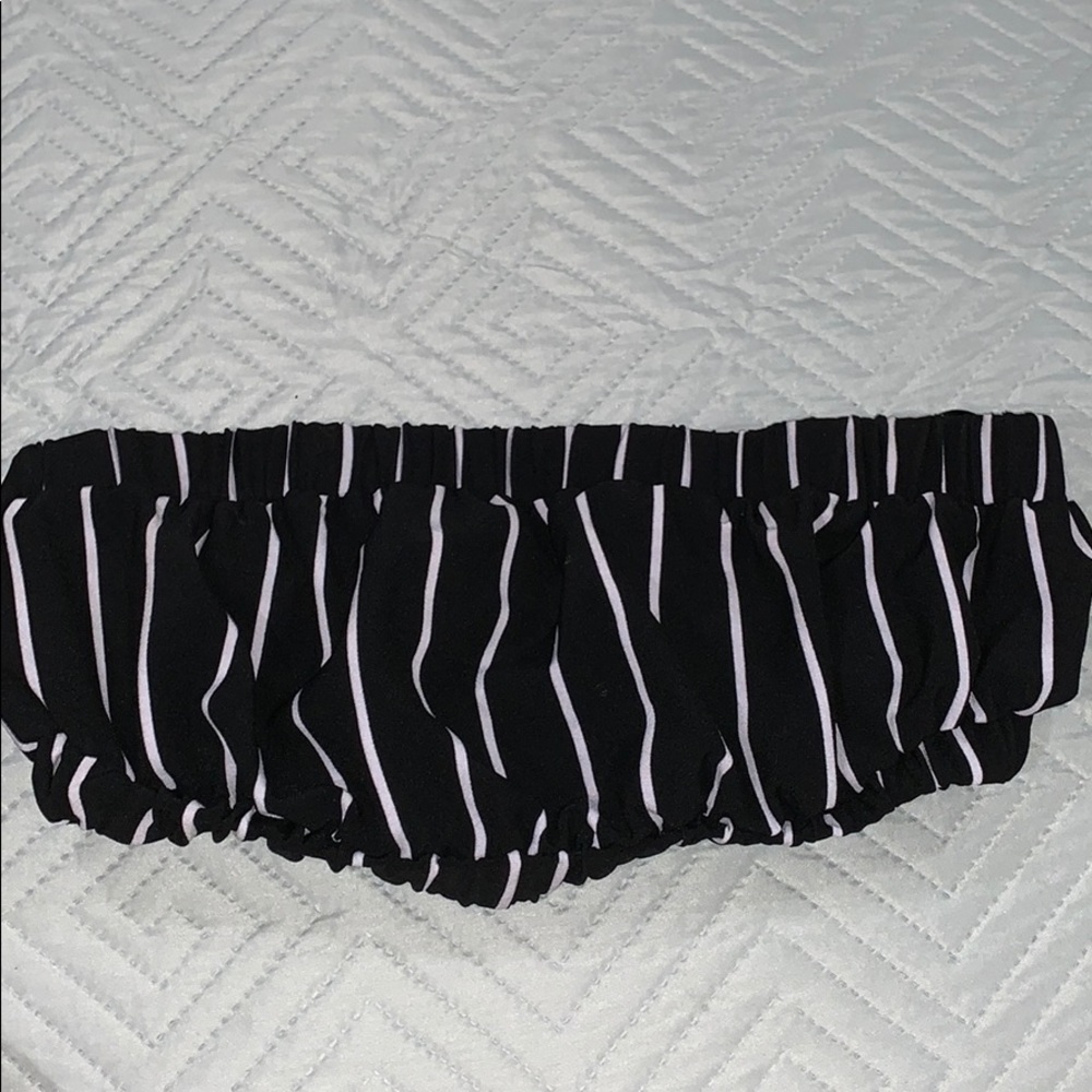 LF BLACK AND WHITE STRIPPED CROP TOP SIZE SMALL